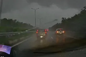 Làm gì để lái xe an toàn trên cao tốc vào mùa mưa?