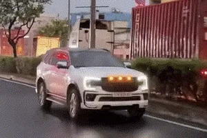 Tài xế độ đèn 'như sân khấu' có thể phải đối diện mức phạt ra sao?