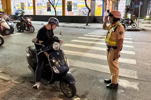 Cảnh sát giao thông có phải chào người vi phạm giao thông?