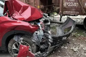 Bị nát phần đầu xe do xe ô tô đỗ sát đường tàu, có được bồi thường bảo hiểm?