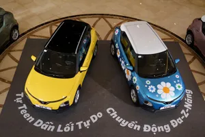 Quá nhiều màu sơn 'hot', khách hàng muốn… mua cả bảng màu VF 5 Plus