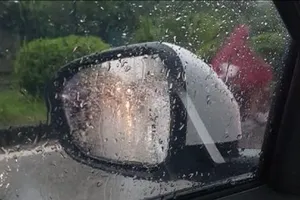 Xử lý kính chiếu hậu ô tô như thế nào cho dễ nhìn trong mùa mưa bão?