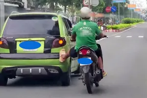 Xe gắn máy đẩy xe máy khác cùng chiều, có bị CSGT xử phạt?