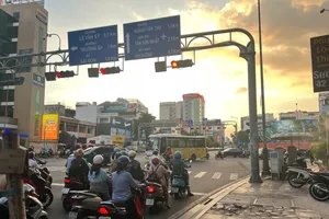 Xe máy rẽ phải khi đèn đỏ sẽ bị Cảnh sát Giao thông xử phạt?