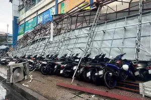 Vụ biển quảng cáo rơi đè loạt xe máy, ai có trách nhiệm bồi thường thiệt hại?