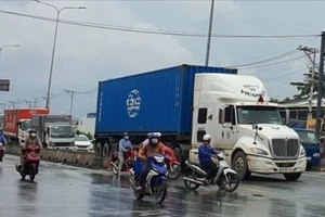 Khó thực hiện việc kê khai thông tin người lái xe trước khi chạy hợp đồng vận tải
