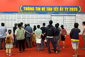 Dù giá vé cao hơn nhưng nhiều người vẫn chọn mua vé tàu Tết Ất Tỵ 2025 để về quê