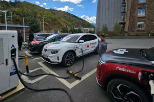 VinFast VF 8 chinh phục núi cao 4.666 mét, vượt qua mưa tuyết trên hành trình đến Tây Tạng