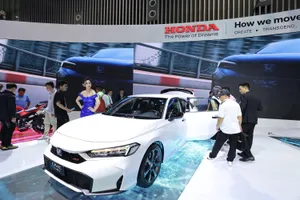 Từ 2025, ô tô điện, xe Hybrid sẽ có tem kiểm định có nền màu xanh lá cây