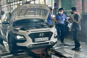 Cuối năm, trung tâm đăng kiểm tại TP.HCM lại đông