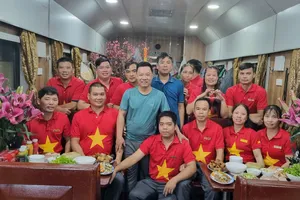 Tình cảm đong đầy trên chuyến tàu hỏa 'xuyên giao thừa'
