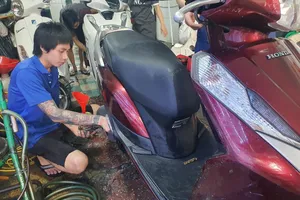 'Độ' lốp xe máy có bị xử phạt?