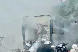 Xe chở phế liệu bốc cháy dữ dội khi đang chạy ở huyện Hóc Môn 