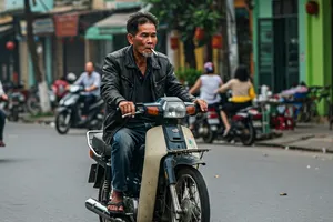 Vừa lái xe máy một tay, vừa hút thuốc có vi phạm luật giao thông?