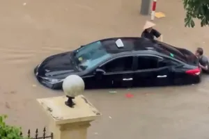 Trời nắng nóng, chủ xe ô tô có nên xịt nước vào động cơ để làm mát?