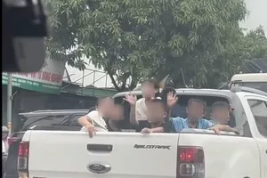 Nguy hiểm khi để trẻ em ngồi trên thùng xe bán tải 