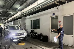 Đăng kiểm ô tô ở TP.HCM vắng vẻ, người dân chỉ mất 15 phút để kiểm định xe