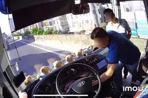 Từ vụ lái xe container lạng lách và rút chìa khoá xe khách ở Hà Nội: Cần siết chặt cấp lại bằng lái xe?