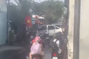 Người lái xe ba gác chở xe con phía sau có thể bị phạt như thế nào?