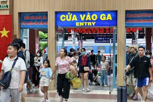Nhà ga, sân bay nhộn nhịp người dân quay trở lại TP.HCM sau Lễ 2-9