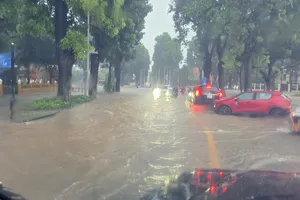 Đừng 'thử giới hạn' của ô tô qua vùng ngập nếu không muốn trả giá đắt