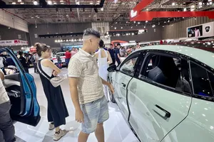 Xe nhập khẩu ồ ạt về nước, giá ô tô cuối năm sẽ hạ nhiệt?