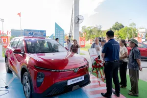 Tài xế dịch vụ 'xử đẹp' bài toán thu hồi vốn với xe Limo Green 