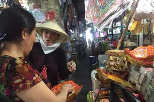 Cá lóc nướng, tôm nướng 'cháy hàng' ngày Thần tài