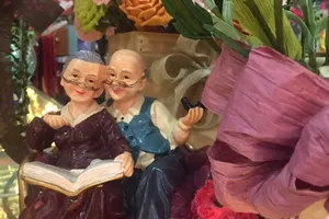 Ngày 8-3: Nở rộ xu hướng tặng quà 'ông bà tôi đánh đàn'