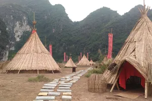 Dựng tượng Kong làm bằng composite ở Ninh Bình 