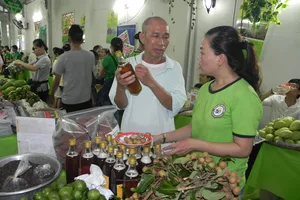 Biểu diễn nghệ thuật đường phố tại hội chợ hàng Việt 