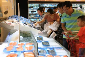 Dịp lễ 30-4: Chợ vắng, siêu thị chen nhau từng centimet