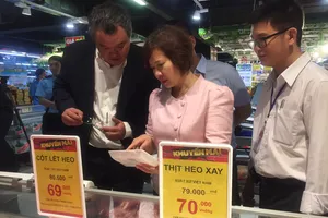 Hàng loạt siêu thị khuyến mãi thịt heo, tha hồ mua