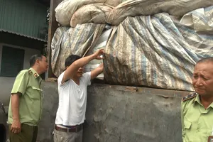 Phát hiện 50 tấn đường lậu ngụy trang phế liệu