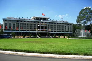 Ép khách đi shopping chất lượng kém, giá cắt cổ