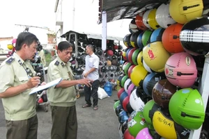 Hỗn loạn thị trường mũ bảo hiểm 