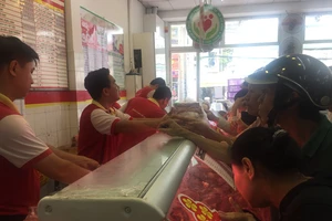 Nườm nượp đi mua thịt heo sạch giá 35.000 đồng 
