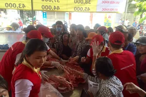 Người Sài Gòn chia nhau thịt heo ngon 25.000 đồng/kg