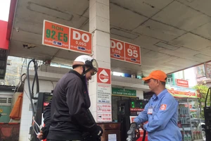 Dán tem toàn bộ cây xăng để chống thất thu thuế 