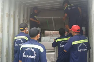 Bắt 8 container hàng cấm 5 tỉ ngụy trang... rổ nhựa