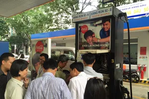 TP.HCM bắt đầu dán tem cây xăng để chống gian lận 