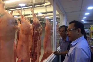 Thịt heo Vissan tiến ra... bên hông chợ Bà Chiểu 