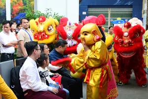 Dân nườm nượp du lịch đón năm mới, ngắm tuyết rơi