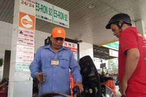 Tăng giá xăng A95 để khuyến khích dùng xăng E5