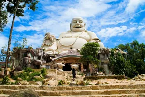 Khách nhộn nhịp đi hành hương kết hợp du lịch