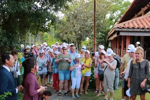 Đoàn du khách Ba Lan trong chương trình "trải nghiệm Tết Việt" do công ty du lịch Fiditour tổ chức 2018. Ảnh: Tú Uyên