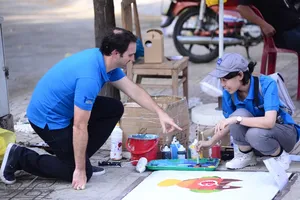 TP.HCM lạ lẫm với nắp cống được trang trí tranh vẽ