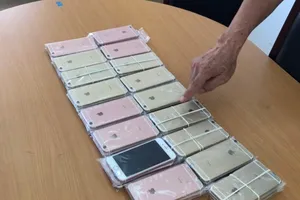 Phát hiện lô 600 điện thoại và 26 iPad không nguồn gốc