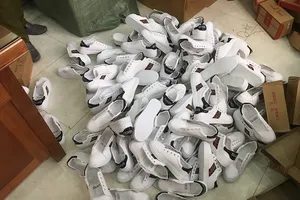 Phát hiện 1.080 đôi giày Gucci, Converse không chứng từ