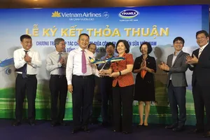 Vinamilk bắt tay Vietnam Airlines đưa sữa Việt ra thế giới